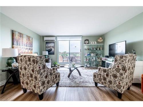 504-264 Grantham Avenue, St. Catharines, ON - Indoor Photo Showing Living Room