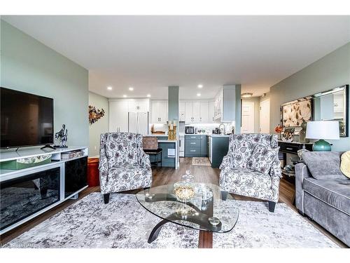 504-264 Grantham Avenue, St. Catharines, ON - Indoor Photo Showing Living Room