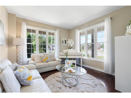 6500 St. Michael Avenue, Niagara Falls, ON - Indoor Photo Showing Living Room