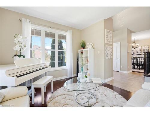 6500 St. Michael Avenue, Niagara Falls, ON - Indoor Photo Showing Living Room