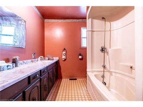 2924 Center St Street, Lincoln, ON - Indoor Photo Showing Bathroom