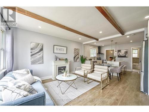 31 Warren Road, St. Catharines, ON - Indoor Photo Showing Living Room