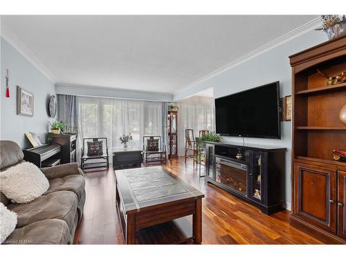 6768 Homestead Crescent, Niagara Falls, ON - Indoor Photo Showing Living Room