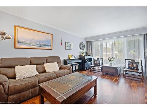 6768 Homestead Crescent, Niagara Falls, ON - Indoor Photo Showing Living Room