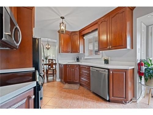 6768 Homestead Crescent, Niagara Falls, ON - Indoor Photo Showing Kitchen