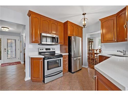 6768 Homestead Crescent, Niagara Falls, ON - Indoor Photo Showing Kitchen