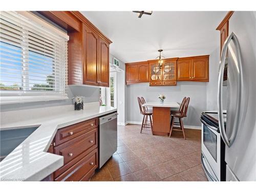 6768 Homestead Crescent, Niagara Falls, ON - Indoor Photo Showing Kitchen