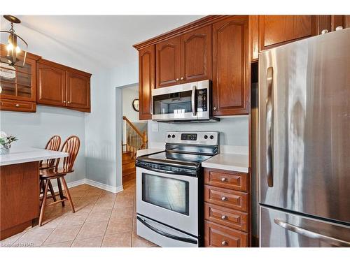 6768 Homestead Crescent, Niagara Falls, ON - Indoor Photo Showing Kitchen