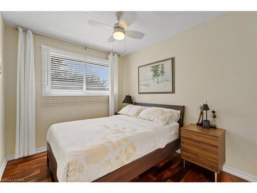 6768 Homestead Crescent, Niagara Falls, ON - Indoor Photo Showing Bedroom