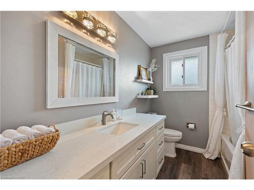 6768 Homestead Crescent, Niagara Falls, ON - Indoor Photo Showing Bathroom