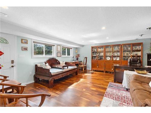 6768 Homestead Crescent, Niagara Falls, ON - Indoor Photo Showing Living Room