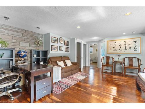 6768 Homestead Crescent, Niagara Falls, ON - Indoor Photo Showing Living Room