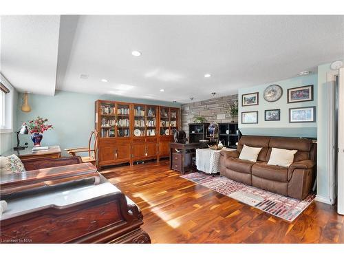 6768 Homestead Crescent, Niagara Falls, ON - Indoor Photo Showing Living Room