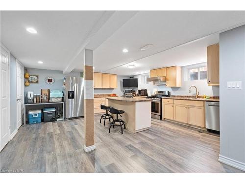 6768 Homestead Crescent, Niagara Falls, ON - Indoor Photo Showing Kitchen