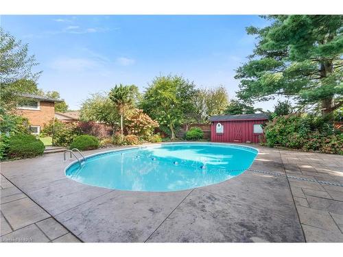 6768 Homestead Crescent, Niagara Falls, ON - Outdoor With In Ground Pool With Backyard