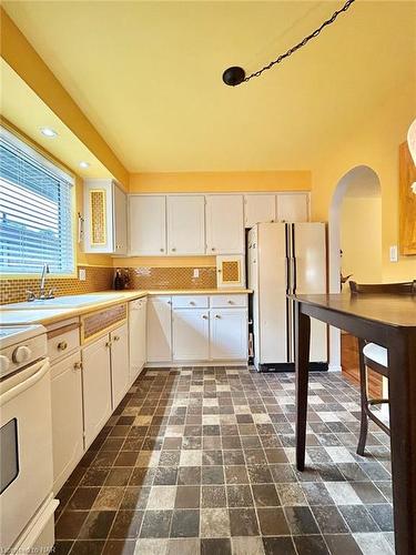 5043 University Avenue, Niagara Falls, ON - Indoor Photo Showing Kitchen