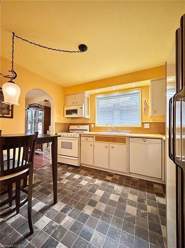 5043 University Avenue, Niagara Falls, ON - Indoor Photo Showing Kitchen