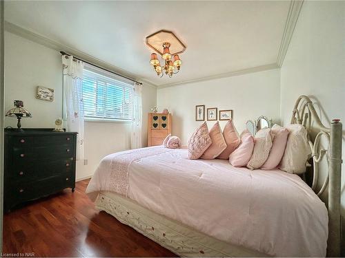 5043 University Avenue, Niagara Falls, ON - Indoor Photo Showing Bedroom