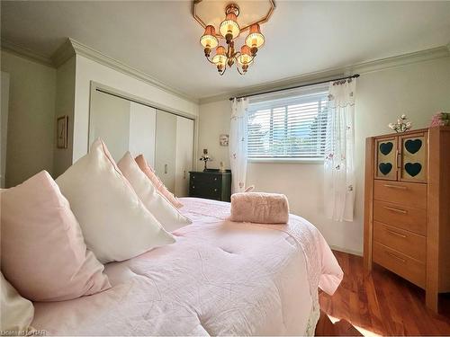 5043 University Avenue, Niagara Falls, ON - Indoor Photo Showing Bedroom