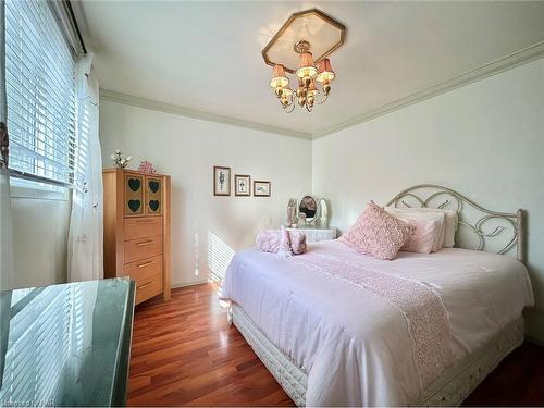 5043 University Avenue, Niagara Falls, ON - Indoor Photo Showing Bedroom