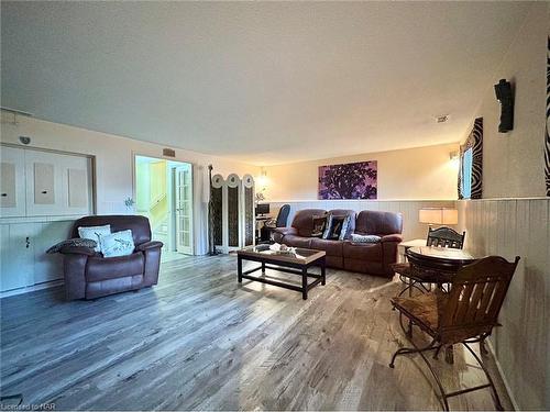 5043 University Avenue, Niagara Falls, ON - Indoor Photo Showing Living Room