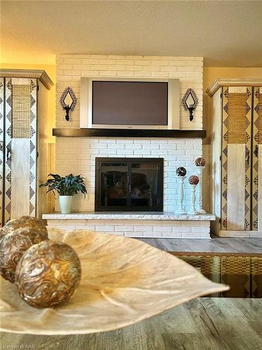 5043 University Avenue, Niagara Falls, ON - Indoor Photo Showing Living Room With Fireplace