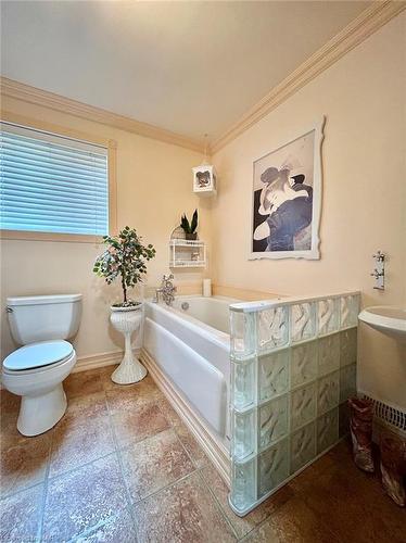 5043 University Avenue, Niagara Falls, ON - Indoor Photo Showing Bathroom