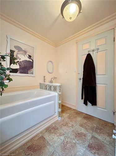 5043 University Avenue, Niagara Falls, ON - Indoor Photo Showing Bathroom