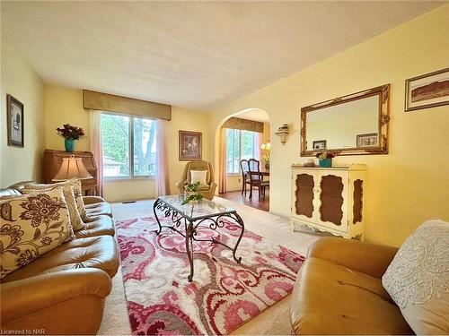 5043 University Avenue, Niagara Falls, ON - Indoor Photo Showing Living Room