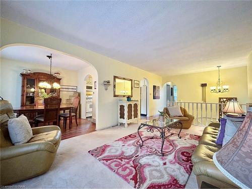 5043 University Avenue, Niagara Falls, ON - Indoor Photo Showing Living Room