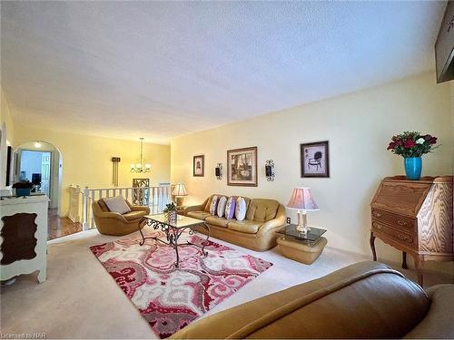 5043 University Avenue, Niagara Falls, ON - Indoor Photo Showing Living Room