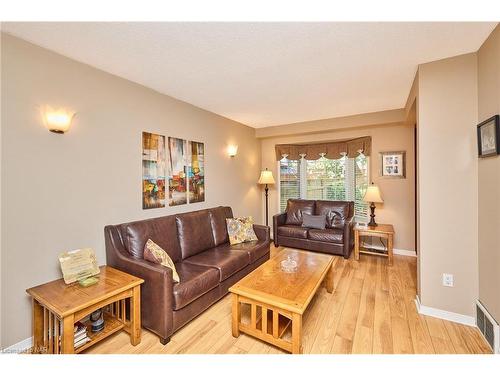 102 Woodside Square, Fonthill, ON - Indoor Photo Showing Living Room