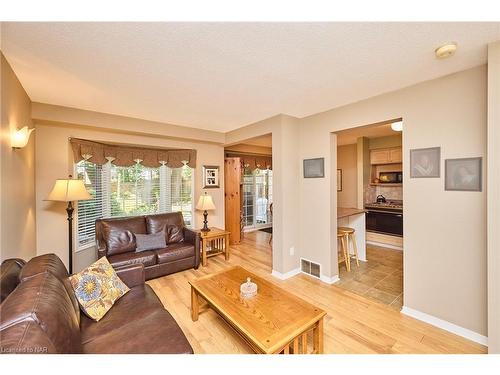 102 Woodside Square, Fonthill, ON - Indoor Photo Showing Living Room