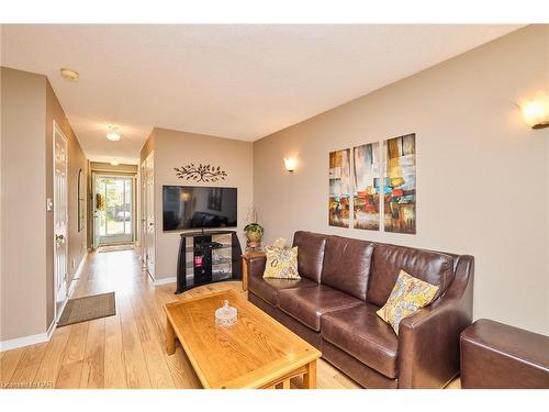 102 Woodside Square, Fonthill, ON - Indoor Photo Showing Living Room