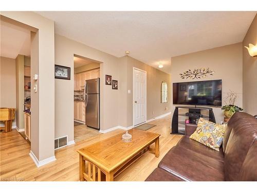 102 Woodside Square, Fonthill, ON - Indoor Photo Showing Living Room