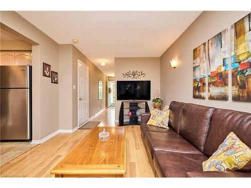 102 Woodside Square, Fonthill, ON - Indoor Photo Showing Living Room