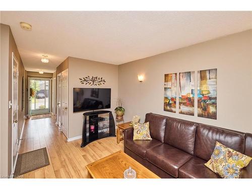 102 Woodside Square, Fonthill, ON - Indoor Photo Showing Living Room