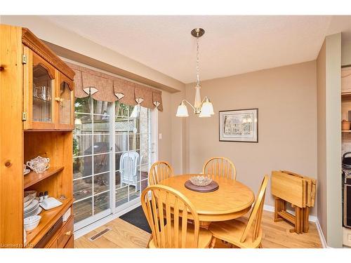 102 Woodside Square, Fonthill, ON - Indoor Photo Showing Dining Room