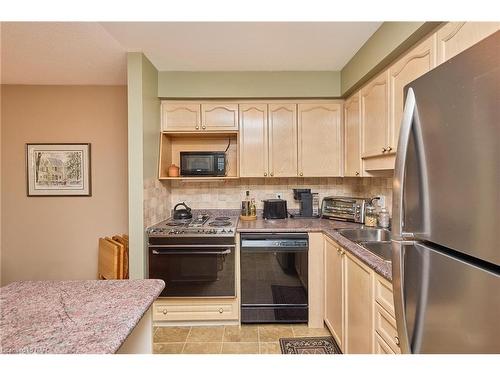 102 Woodside Square, Fonthill, ON - Indoor Photo Showing Kitchen With Double Sink