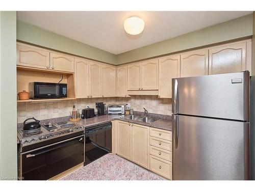 102 Woodside Square, Fonthill, ON - Indoor Photo Showing Kitchen With Double Sink