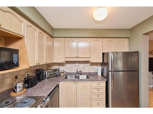 102 Woodside Square, Fonthill, ON - Indoor Photo Showing Kitchen With Double Sink