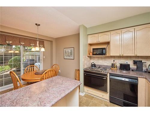 102 Woodside Square, Fonthill, ON - Indoor Photo Showing Kitchen