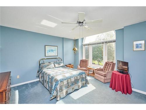 102 Woodside Square, Fonthill, ON - Indoor Photo Showing Bedroom