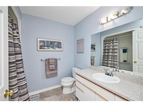 102 Woodside Square, Fonthill, ON - Indoor Photo Showing Bathroom