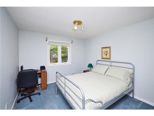 102 Woodside Square, Fonthill, ON - Indoor Photo Showing Bedroom