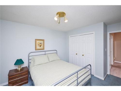 102 Woodside Square, Fonthill, ON - Indoor Photo Showing Bedroom