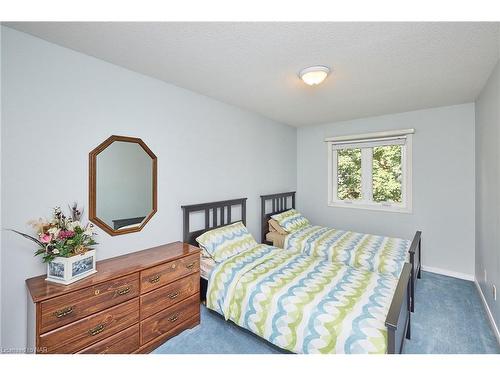 102 Woodside Square, Fonthill, ON - Indoor Photo Showing Bedroom