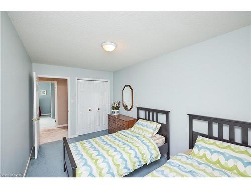 102 Woodside Square, Fonthill, ON - Indoor Photo Showing Bedroom