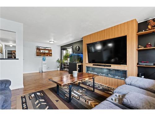 16 Harriett Street, Welland, ON - Indoor Photo Showing Living Room