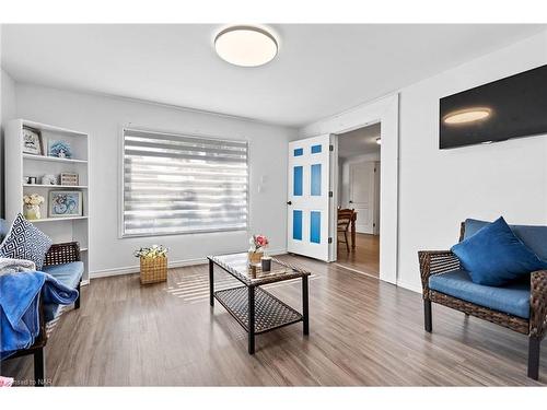 6525 O'Neil Street, Niagara Falls, ON - Indoor Photo Showing Living Room